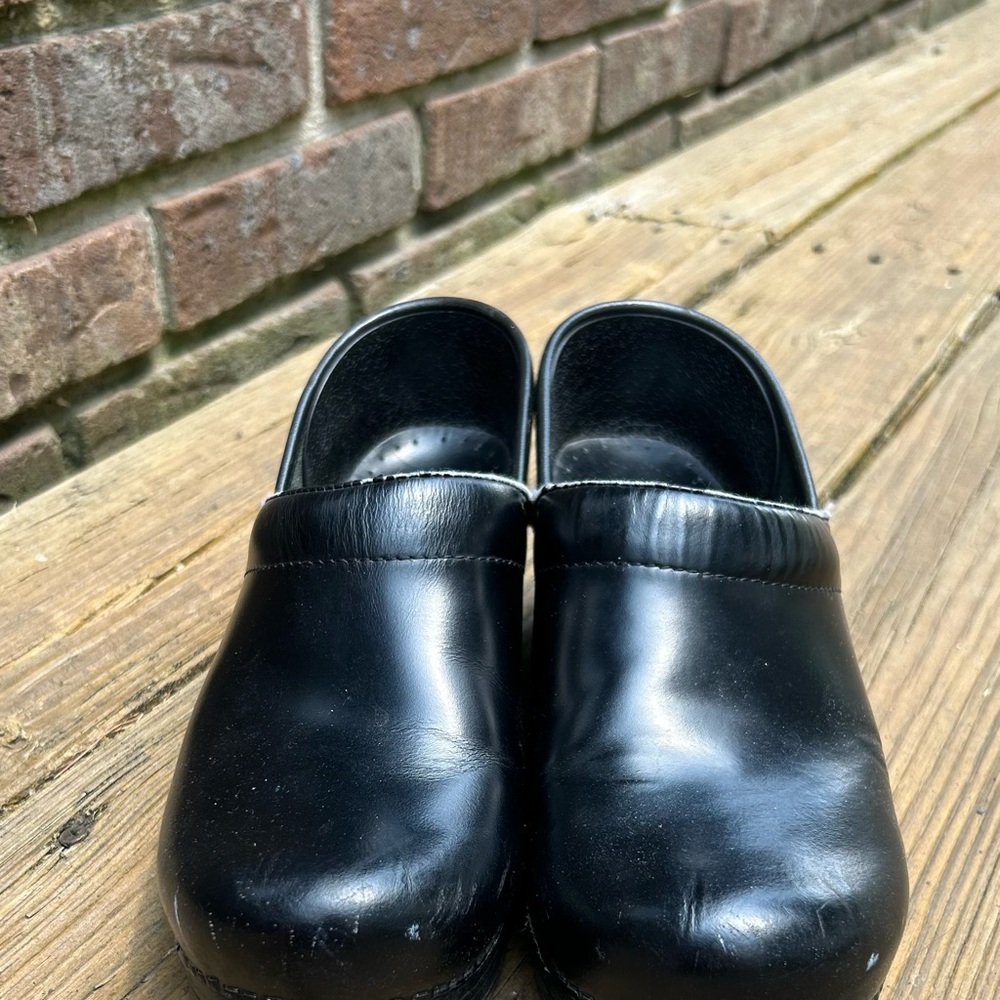 Dansko Clogs size 39, some pealing and scuffing (please look at pictures) - Picture 2 of 10